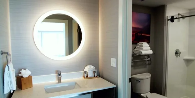 جناح ركني بسرير كينج وسرير بطابقين وثلاثة أسرّة بغرفتي نوم مع أريكة، Hotel LBI 4/5