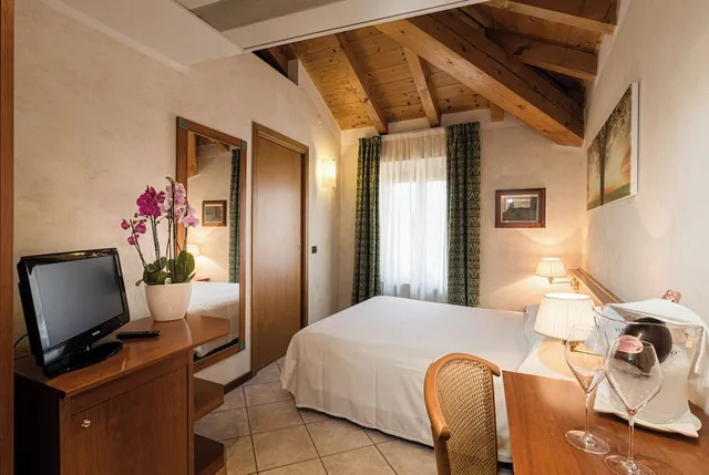 Room, Double Bed, Partial Lake View، Corte Regina 2/4