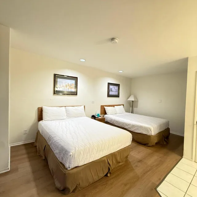 غرفة بسريرين كوين، Jolly Roger Hotel 2/5