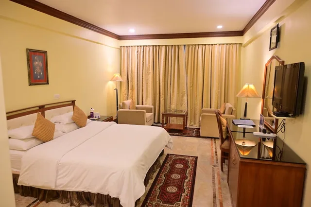 غرفة ديلوكس بسرير كينج، Empires Hotel Paradip 2/8