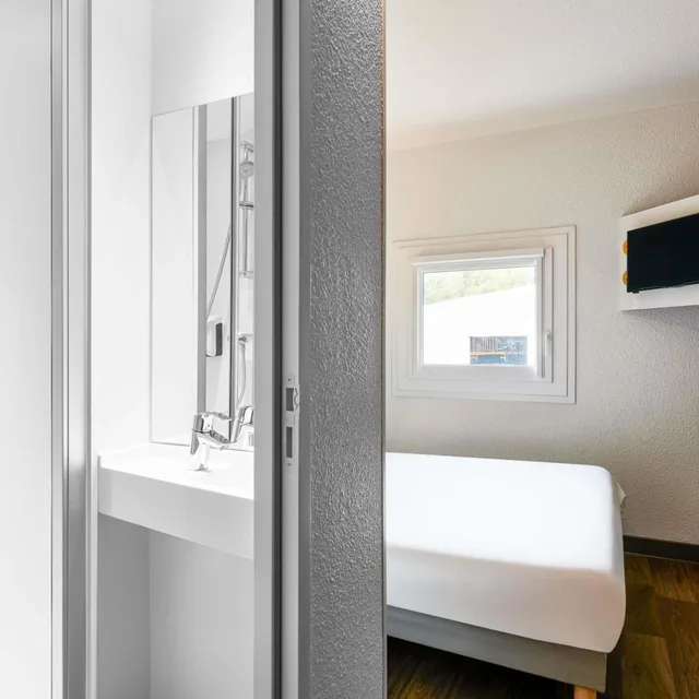Cabrio, Private Bathroom، hotelF1 Roissy CDG 7/10