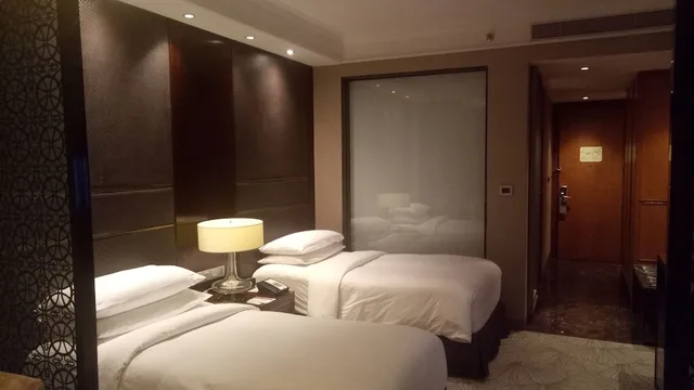 غرفة قياسية بسريرين منفصلين بإطلالة على المسبح للمدخنين، Crowne Plaza New Delhi Mayur Vihar Noida 3/5