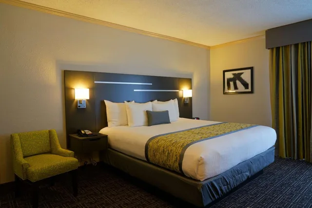 Suite, King Bed, Sofa, Best Western Plus Morristown Conference Center 3/5