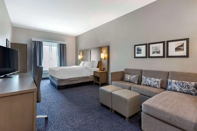 جناح بسرير كينج بغرفة نوم واحدة مع أريكة لذوي الإعاقة، Comfort Suites Scottsdale Talking Stick Entertainment District 7/9