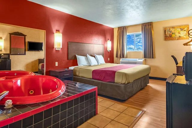 غرفة بسرير كينج، Econo Lodge Kent - Akron West 1/4
