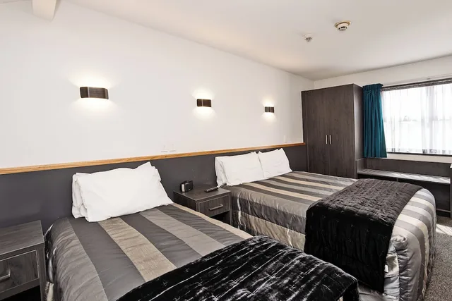غرفة سوبيريور بسرير كوين وسرير فردي، Balmoral Lodge Motel 1/3