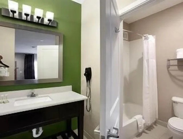 غرفة بسريرين كوين بمطبخ، Super 8 by Wyndham Mansfield LA 4/4