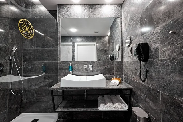 جناح بريميوم بسرير كينج بإطلالة على البحر مع أريكة بمطبخ صغير، Miramare Magnetic Beach Hotel 9/9