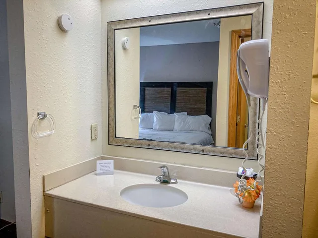 1 King Bed - Non-Smoking, Micfridge، Motel6 Elkhart, IN 9/10
