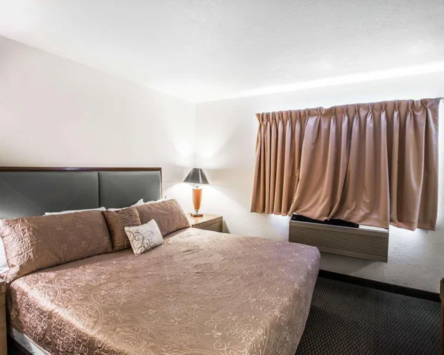 Upgrade, Efficiency, Suite, King Bed، Rodeway Inn Greeley CO 1/2