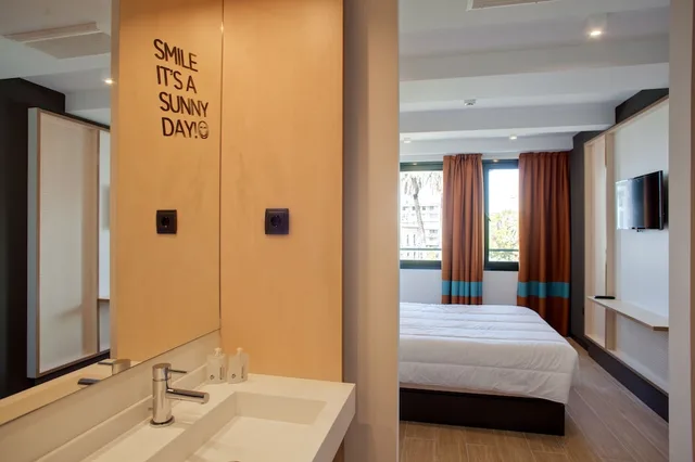 غرفة بسريرين منفصلين بشرفة، Toc Hostel Sevilla 2/3