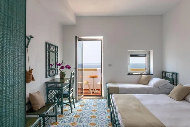 غرفة ثلاثية بإطلالة على البحر، Hotel Phenicusa 2/2