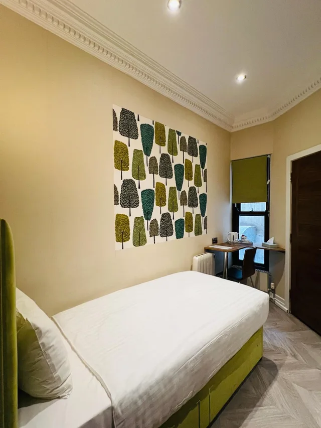 غرفة مفردة، The Cheshire Hotel 7/12