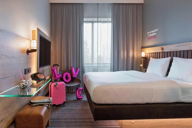 Moxy Sleeper, Queen Bed، Moxy Katowice Airport 3/3