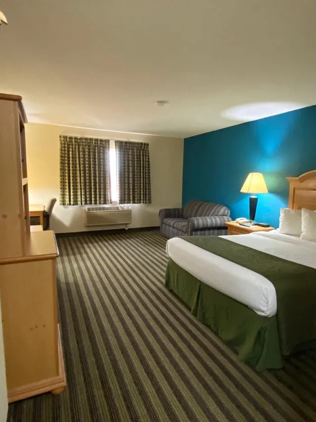 جناح بسرير كوين، American Inn and Suites Peosta, IA 2/3