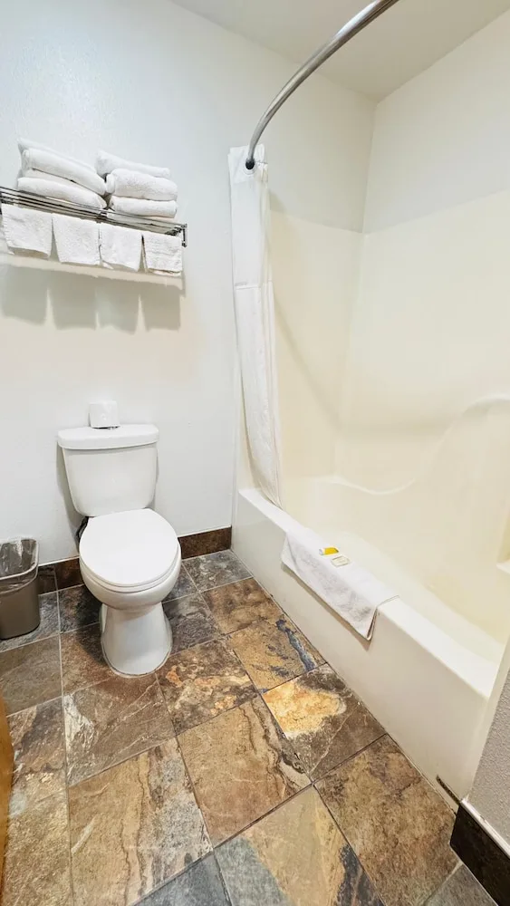غرفة بسرير كينج وسريرين كوين، Days Inn by Wyndham North Platte 7/8