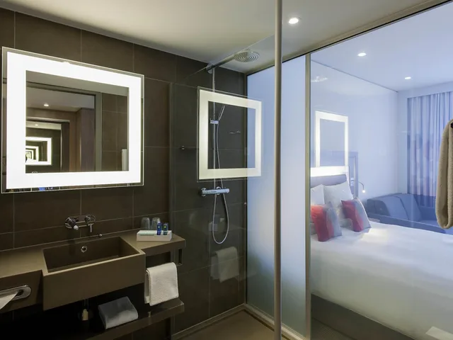 غرفة متصلة بسرير كوين مع أريكة، Novotel Lugano Paradiso 2/4