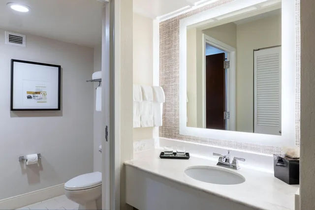 Guest Room, King Bed, 2 Queen Beds, Club Floor، Sheraton Atlanta Perimeter North Hotel 4/6