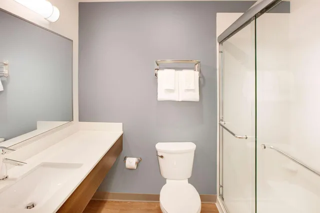 غرفة بسرير كوين مع أريكة، WoodSpring Suites Houston Northwest 4/4