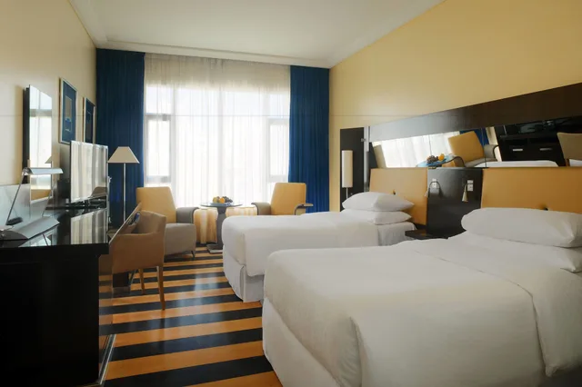 غرفة بسريرين منفصلين بإطلالة جزئية على البحر، Four Points By Sheraton Le Verdun Beirut 1/2
