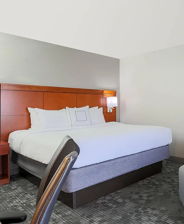 غرفة بسرير كينج بشرفة مع أريكة، Courtyard by Marriott Monroe 1/4