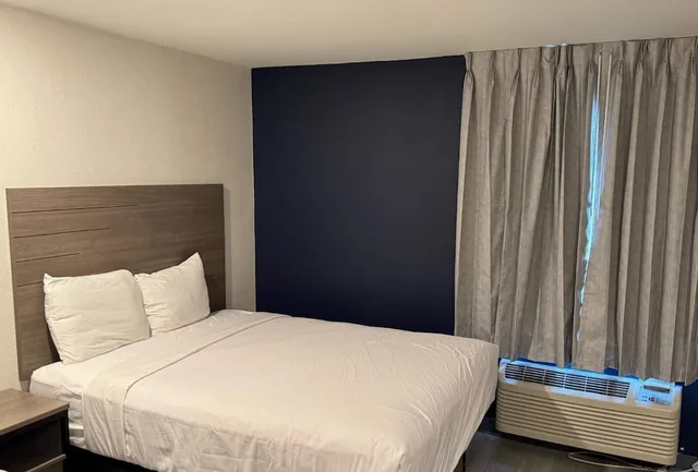 Efficiency, King Bed، Baymont by Wyndham Dickinson 2/4