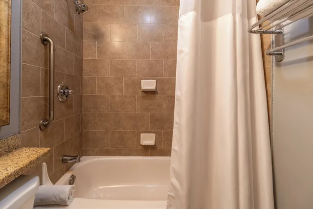 غرفة بسرير بطابقين وسرير كوين، Inn on Prince Hotel and Conference Centre Truro 4/4