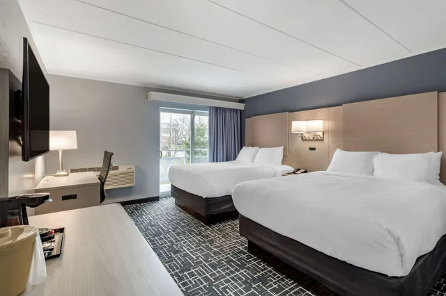 غرفة بسريرين كوين بإطلالة على المسبح، Comfort Inn Hyannis - Cape Cod 7/10