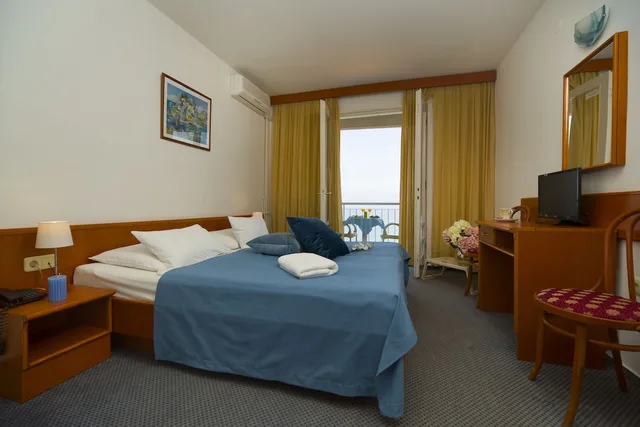 غرفة عائلية بسرير كوين وسريرين منفصلين بإطلالة على البحر بشرفة بغرفتي نوم، ADRIATIQ HOTEL FARAON 2/5