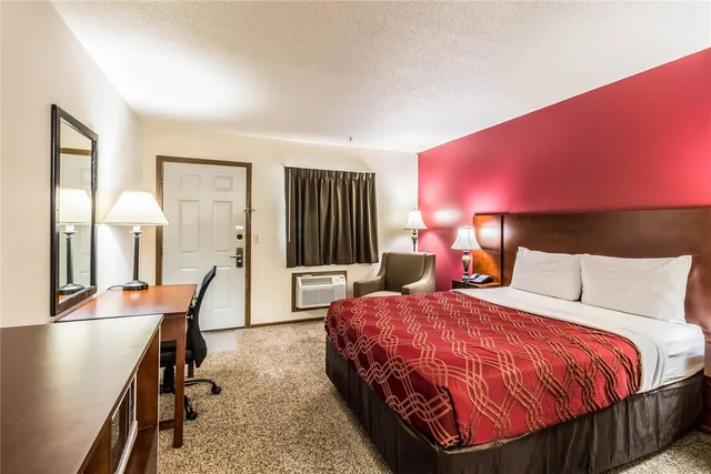 غرفة بسرير كوين، Econo Lodge Valley City, ND 1/2