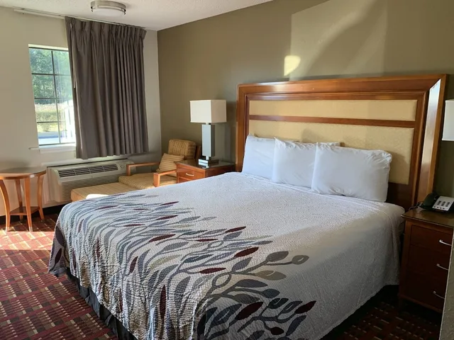 غرفة قياسية بسرير كينج للمدخنين، Peach Tree Inn 2/9