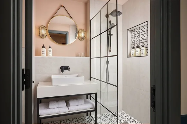 جناح ركني بسرير كينج، Hotel Indigo Gloucester - The Forum by IHG 6/8