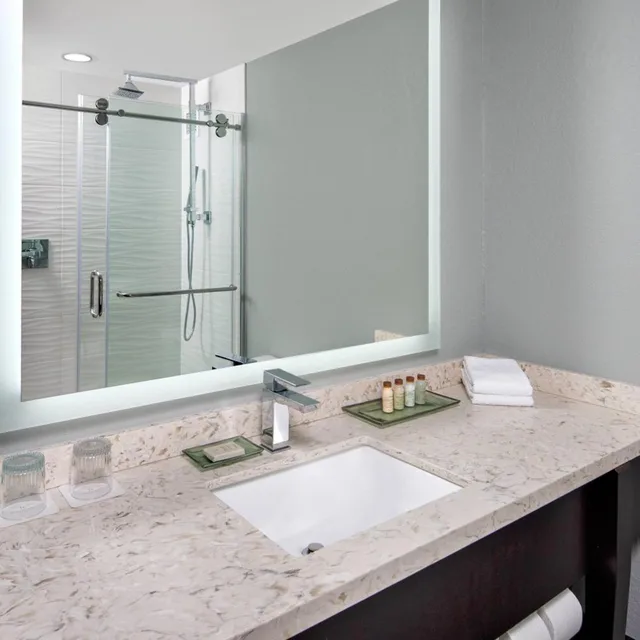 غرفة بسرير كينج مع أريكة، Renaissance Indianapolis North Hotel 7/9