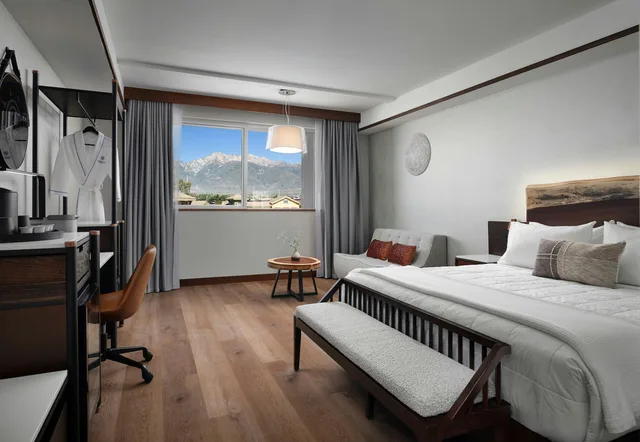 غرفة بسرير كينج بإطلالة على الجبل، Sanctity Hotel Rancho Cucamonga Tapestry Collection Hilton 1/1