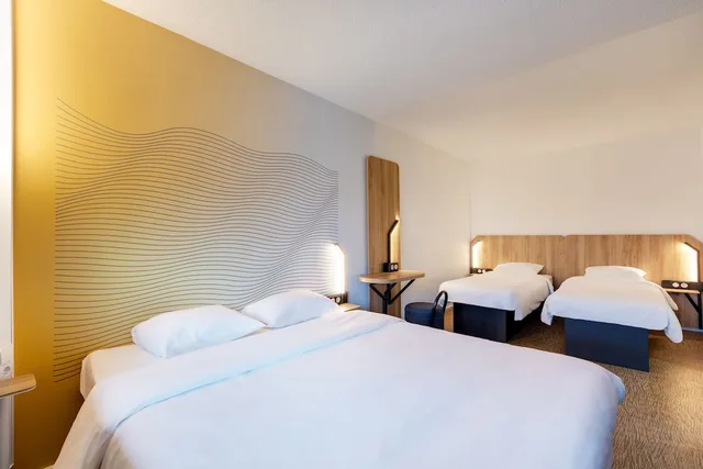 غرفة رباعية بسرير مزدوج وسريرين منفصلين، B&B Hotel Compiegne 1/3