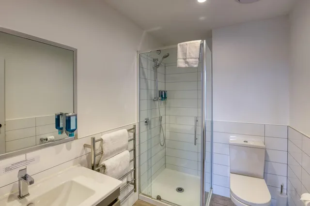 استوديو تنفيذي بسرير كينج، Ramada Suites By Wyndham Victoria Street West 6/8