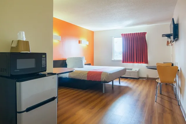 غرفة بسرير كوين بغرفة نوم واحدة للمدخنين، Motel6 Jonesboro, GA 2/4
