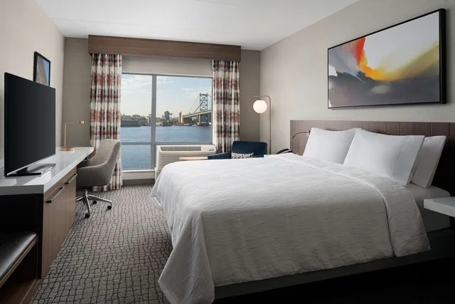 غرفة بسرير كينج بإطلالة على النهر لذوي الإعاقة، Hilton Garden Inn Camden Waterfront Philadelphia 1/4