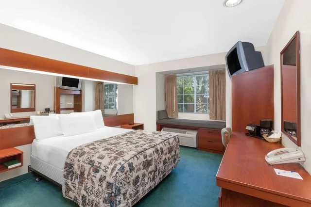 Studio, Suite, Queen Bed, Microtel Inn & Suites by Wyndham Wellton 1/2