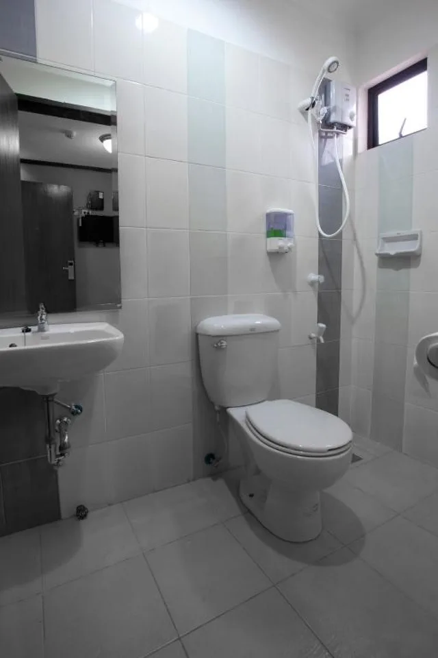 Reddoorz, Suite، Reddoorz near Landers Superstore Cebu City 2/2