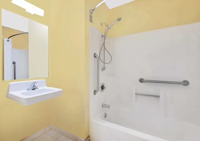 غرفة بسرير كوين لذوي الإعاقة، Super 8 by Wyndham Somerset 6/7