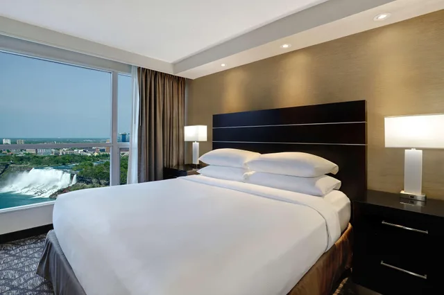 جناح بسرير كينج، Embassy Suites By Hilton Niagara Falls Fallsview 2/3
