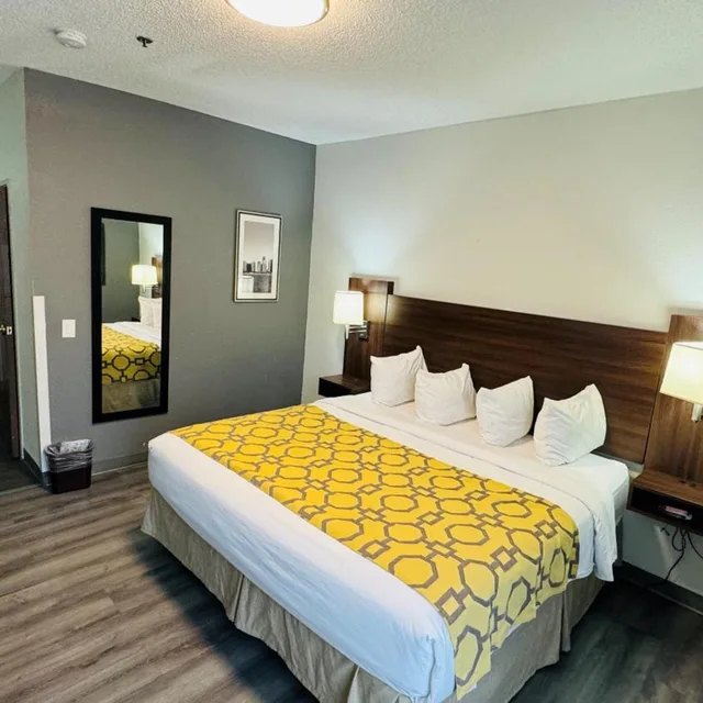 غرفة بسرير كينج لذوي الإعاقة، Baymont by Wyndham Chicago/Calumet City 5/9