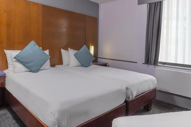 غرفة بسريرين منفصلين مع سرير إضافي، Sheffield Metropolitan Hotel by Belvilla 2/9