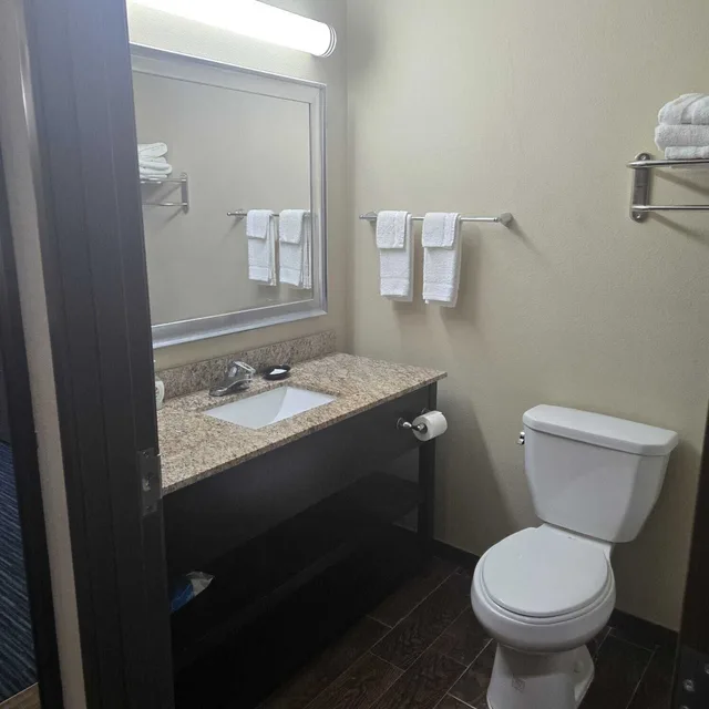 جناح بسريرين كوين، Karnes City Lodge 2/3