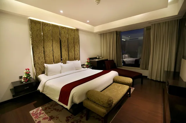 جناح بسرير كينج بحوض استحمام، Royal Orchid Jaipur 6/10