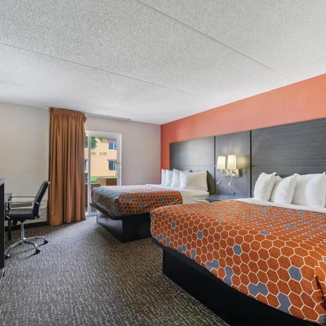 غرفة بسريرين كوين بإطلالة على الفناء، Chicago Club Inn & Suites 4/7