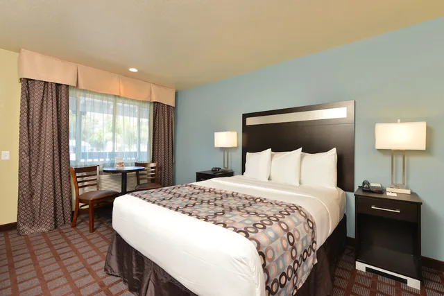 غرفة بسرير كينج، Avenue Inn Downtown San Luis Obispo 1/5