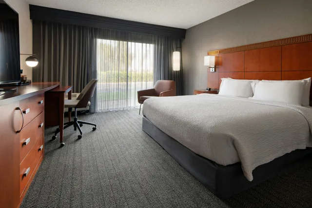 جناح، Courtyard By Marriott Fresno 1/2