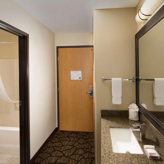 غرفة بسرير كوين بجاكوزي، Best Western Plus Vancouver Mall Dr. Hotel & Suites 3/6